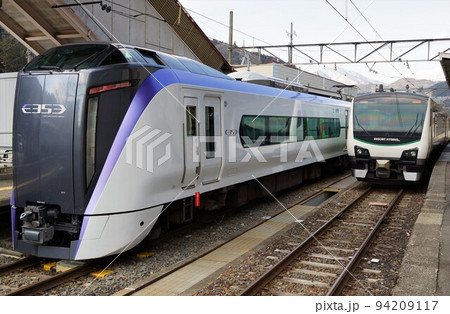 E353系特急あずさとHB-E300系(ハイブリッド車両)リゾートビューふるさと 南小谷駅 E353系特急あずさとHB-E300系(ハイブリッド車両)リゾートビューふるさと 南小谷駅 94209117
