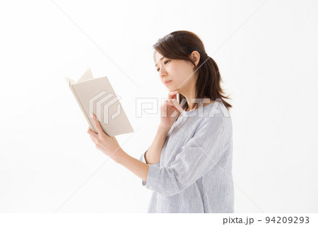 本を持つ女性 白背景 本を持つ女性 白背景 94209293
