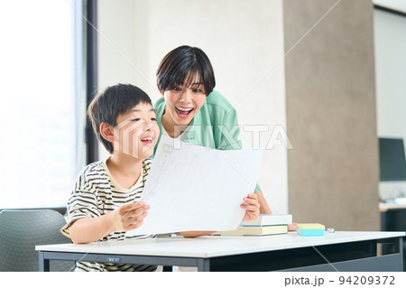 テストで100点をとった小学生 94209372