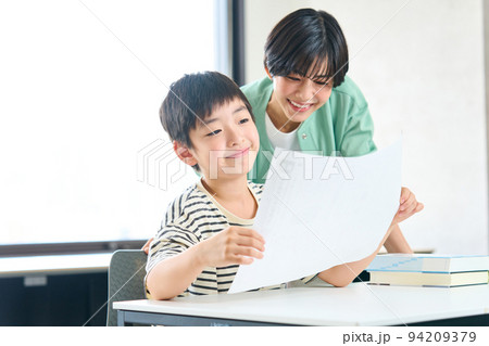 テストで100点をとった小学生 テストで100点をとった小学生 94209379