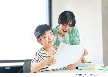 テストで100点をとった小学生 94209380