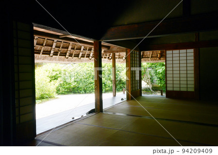 法華寺 光月亭内部から庭を見る 奈良市法華寺町 法華寺 光月亭内部から庭を見る 奈良市法華寺町 94209409