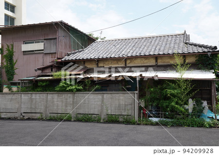 廃墟となった家/無人の家/蔦の絡まった家/二階建て/一軒家/老朽化した家/鬱蒼とした家 94209928