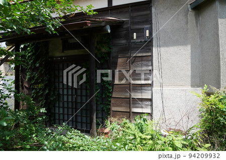 廃墟となった家/無人の家/蔦の絡まった家/二階建て/一軒家/老朽化した家/鬱蒼とした家 94209932