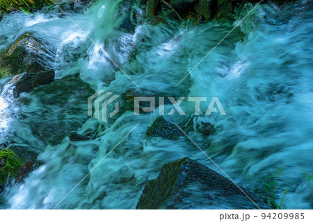 強清水の滝　初夏の季節 94209985