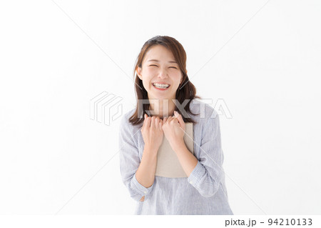 本を持つ女性　白背景 94210133