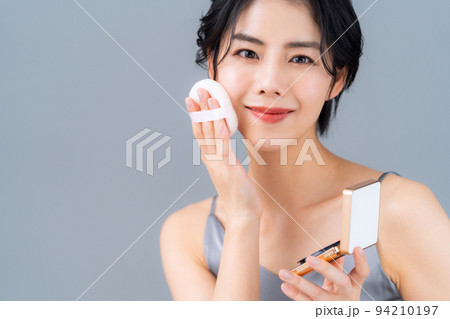 女性　ビューティー　美容　メイク　スキンケア 94210197