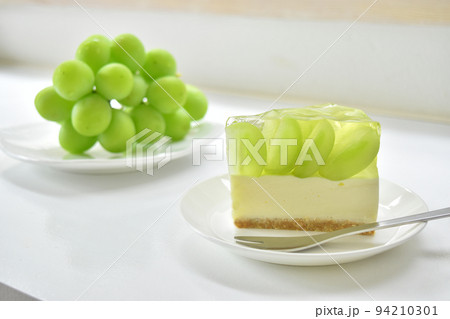 明るい自然光で撮ったシャインマスカットのレアチーズケーキのピース 横位置 白背景 明るい自然光で撮ったシャインマスカットのレアチーズケーキのピース 横位置 白背景 94210301