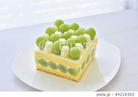 明るい自然光で撮ったシャインマスカットのショートケーキ　横位置　白背景　 94210302