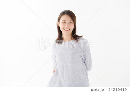 20代女性のポートレート 94210419