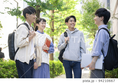 男女4人の大学生 イメージ 男女4人の大学生 イメージ 94210667