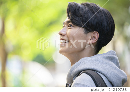 若い男性　横顔　ポートレート 94210788