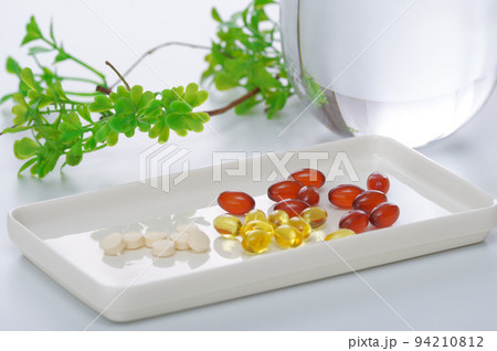 テーブルの上に置かれたサプリメント テーブルの上に置かれたサプリメント 94210812