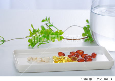 テーブルの上に置かれたサプリメント テーブルの上に置かれたサプリメント 94210813
