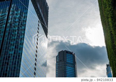 高層ビルと空の雲、都市風景。 94210833