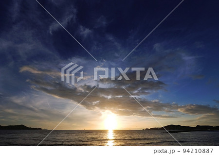 多様な雲が現れた初秋の海岸夕景・超広角・空主体・220904pm 多様な雲が現れた初秋の海岸夕景・超広角・空主体・220904pm 94210887