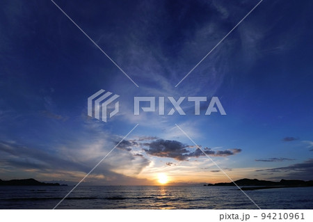 多様な雲が現れた初秋の海岸夕景・超広角・空主体・220904pm 多様な雲が現れた初秋の海岸夕景・超広角・空主体・220904pm 94210961