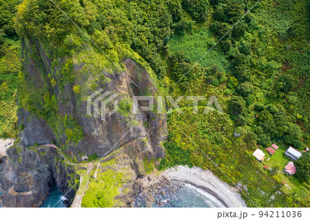 自然が作った迫力ある断崖絶壁の造形が美しいオタモイ海岸をドローン撮影｜北海道小樽市 94211036