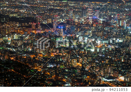 夜空に輝く大都会札幌の光の絨毯が美しい藻岩山からの夜景｜北海道札幌市 94211053