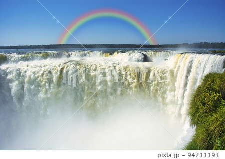パラグアイ側から見たイグアスの滝の絶景 パラグアイ側から見たイグアスの滝の絶景 94211193