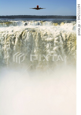 パラグアイ側から見たイグアスの滝の絶景 94211194