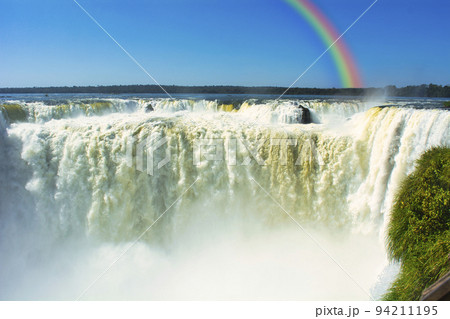 パラグアイ側から見たイグアスの滝の絶景 94211195