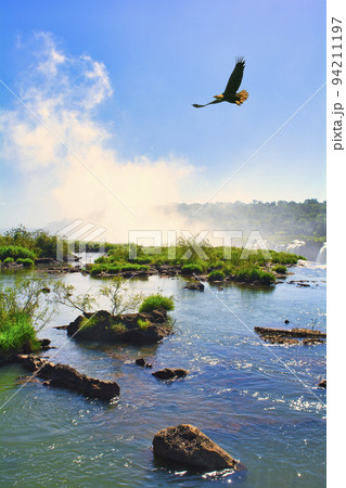 パラグアイ側から見たイグアスの滝の絶景 94211197