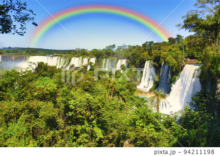 パラグアイ側から見たイグアスの滝の絶景 パラグアイ側から見たイグアスの滝の絶景 94211198