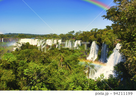 パラグアイ側から見たイグアスの滝の絶景 94211199