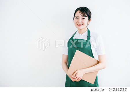 エプロン姿の女性（家政婦・介護士・スーパーマーケット） 94211257