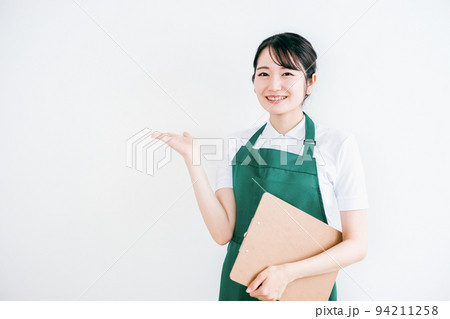 エプロン姿の女性(家政婦・介護士・スーパーマーケット) エプロン姿の女性(家政婦・介護士・スーパーマーケット) 94211258