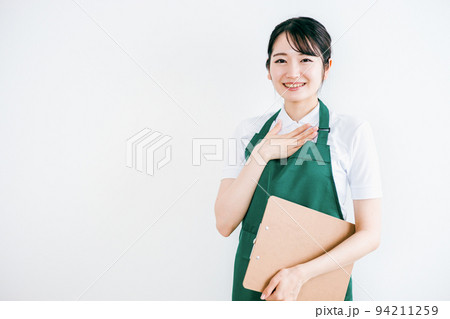 エプロン姿の女性(家政婦・介護士・スーパーマーケット) エプロン姿の女性(家政婦・介護士・スーパーマーケット) 94211259