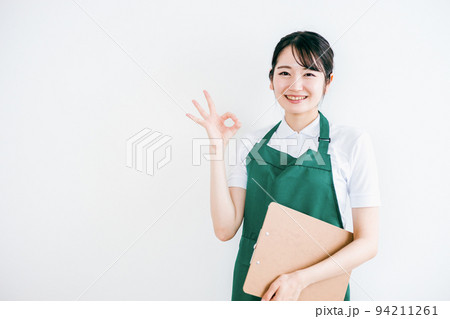 エプロン姿の女性(家政婦・介護士・スーパーマーケット) エプロン姿の女性(家政婦・介護士・スーパーマーケット) 94211261