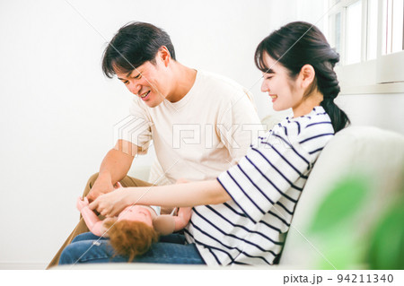 マタニティ教室でおむつ替えの練習をする男女 マタニティ教室でおむつ替えの練習をする男女 94211340