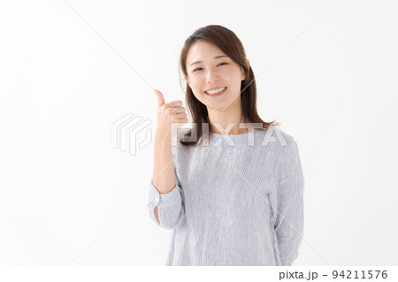 30代女性のポートレート 94211576