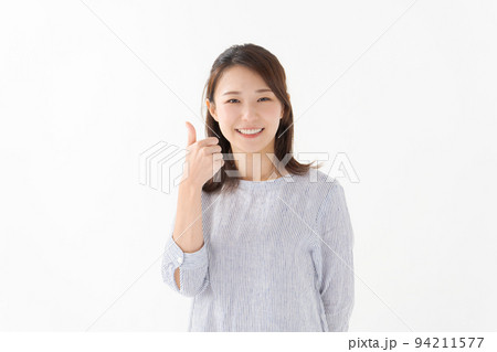 30代女性のポートレート 94211577