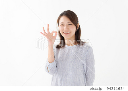 30代女性のポートレート 94211624