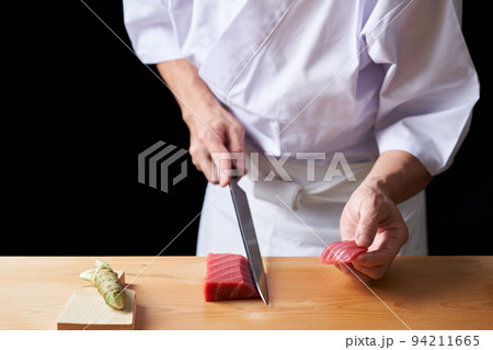 本鮪の刺身を引く板前 94211665