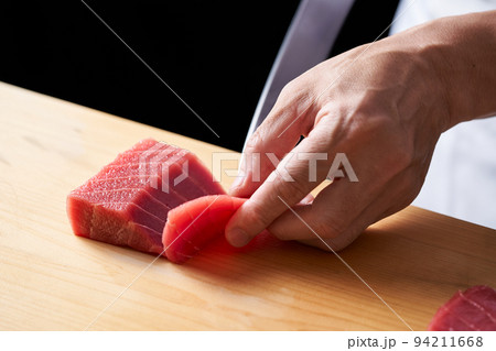 本鮪の刺身を引く板前 94211668