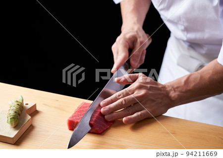 本鮪の刺身を引く板前 94211669
