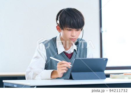 タブレットで学習する中学生 94211732