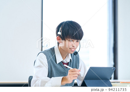 タブレットで学習する中学生 94211735