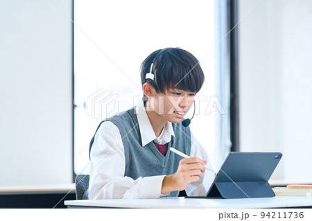 タブレットで学習する中学生 94211736