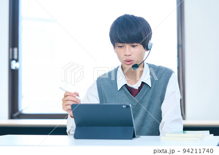 タブレットで学習する中学生 タブレットで学習する中学生 94211740