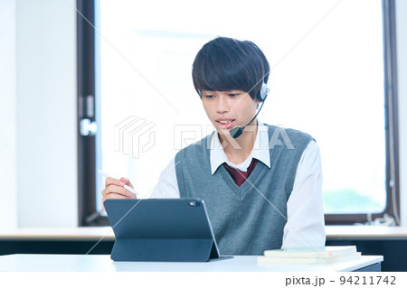 タブレットで学習する中学生 94211742