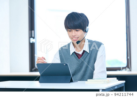タブレットで学習する中学生 94211744