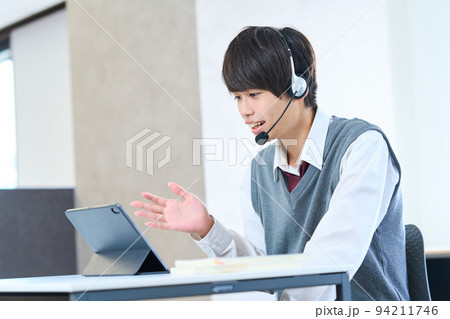 タブレットで学習する中学生 94211746