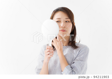 30代女性のポートレート　肌の悩み 94211903