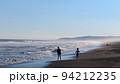 北海道の恋問（こいまい）海岸で遊ぶ子供たち 94212235