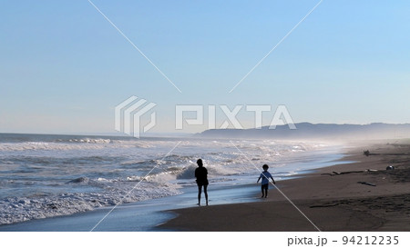 北海道の恋問(こいまい)海岸で遊ぶ子供たち 北海道の恋問(こいまい)海岸で遊ぶ子供たち 94212235